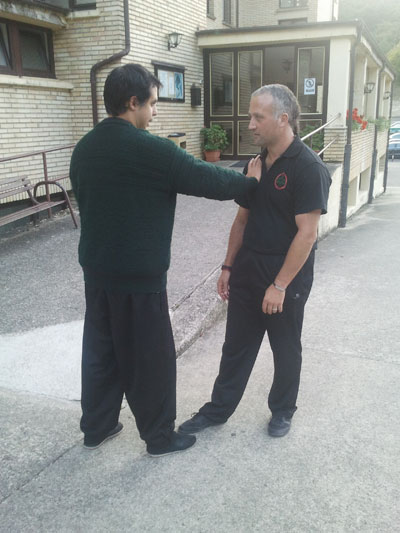 Prática de empurrar as mãos