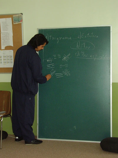 Gabriel Nieto a ensinar os trigramas no quadro